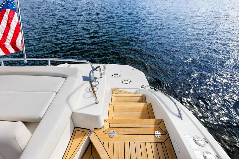 Slide: The Image of Sea Ray 55 Sundancer 2009 yacht deck with American flag and ocean view. - 21