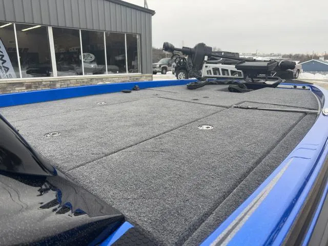 Slide: The Image of Phoenix Bass Boat 721 ZXL 2025 - 14