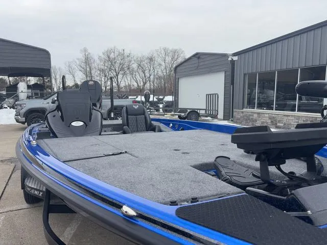 Slide: The Image of Phoenix Bass Boat 721 ZXL 2025 - 17