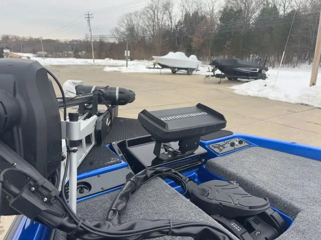 Slide: The Image of Phoenix Bass Boat 721 ZXL 2025 - 18