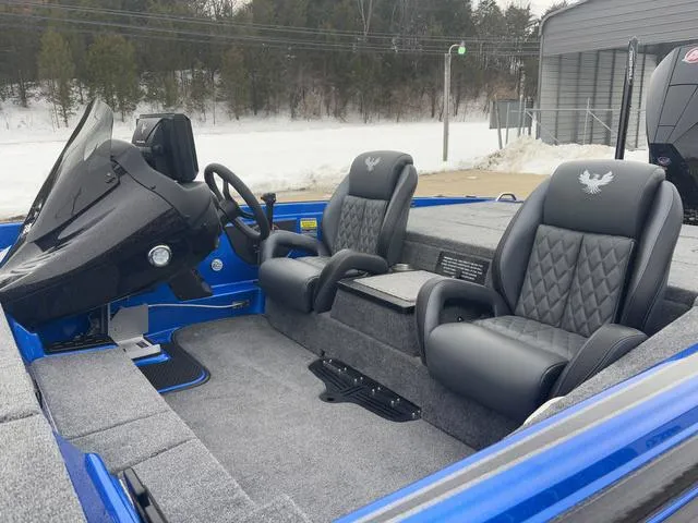 Slide: The Image of Phoenix Bass Boat 721 ZXL 2025 - 20