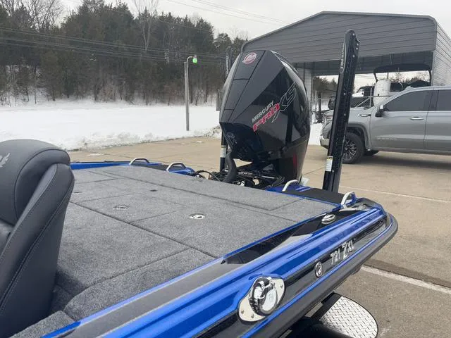 Slide: The Image of Phoenix Bass Boat 721 ZXL 2025 - 21