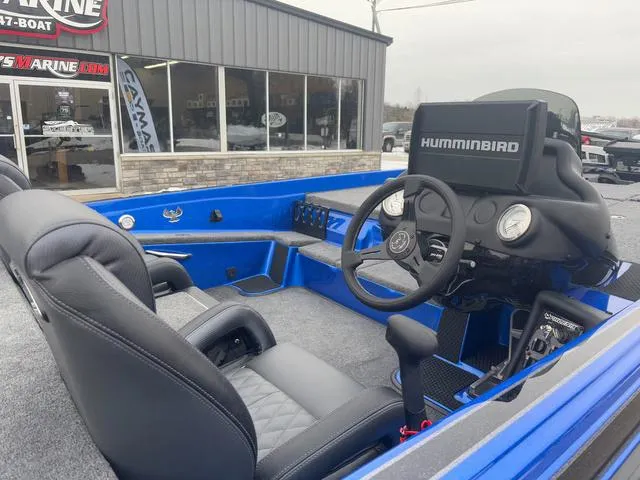 Slide: The Image of Phoenix Bass Boat 721 ZXL 2025 - 5