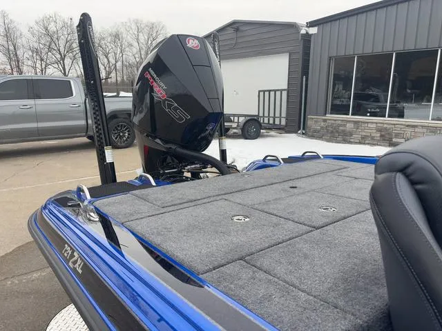 Slide: The Image of Phoenix Bass Boat 721 ZXL 2025 - 6