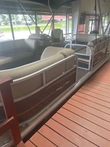 The Image of Sun Tracker Party Barge 18 DLX 2025 - 1