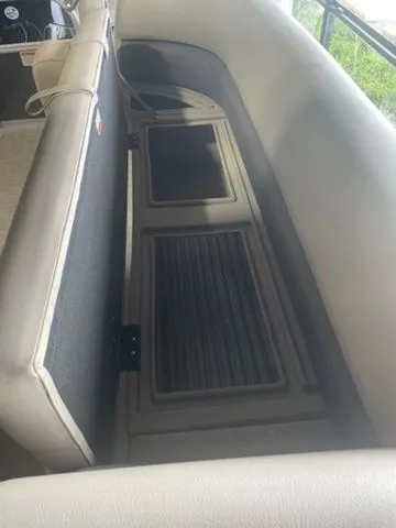 Slide: The Image of Sun Tracker Party Barge 18 DLX 2025 - 10