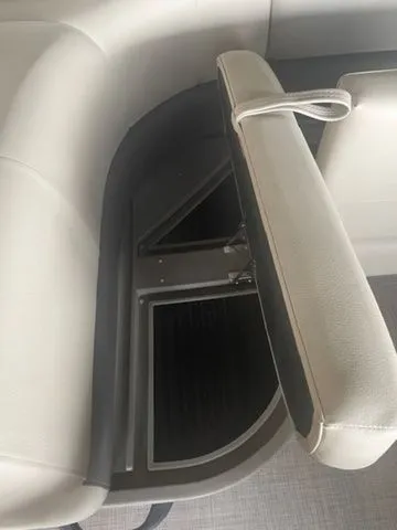 Slide: The Image of Sun Tracker Party Barge 18 DLX 2025 - 12