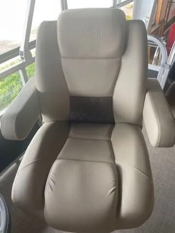 Slide: The Image of Sun Tracker Party Barge 18 DLX 2025 - 15