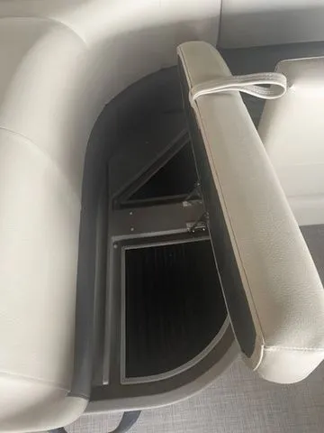 Slide: The Image of Sun Tracker Party Barge 18 DLX 2025 - 16