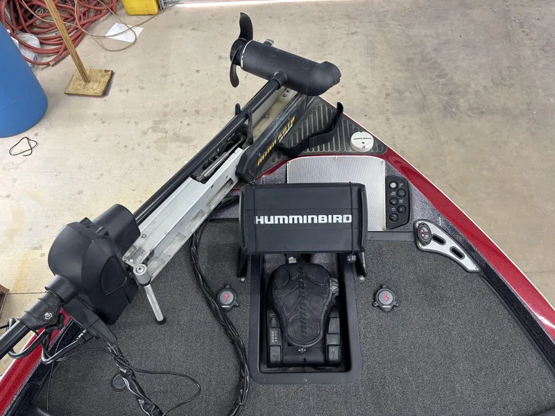 Slide: The Image of 2018 Ranger Z518c boat deck with Humminbird electronics and trolling motor. - 17