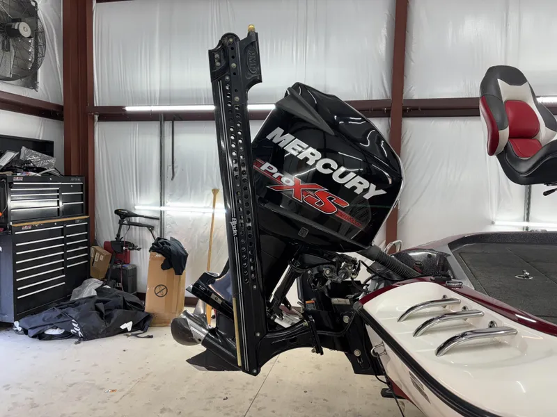 Slide: The Image of 2018 Ranger Z518c boat with Mercury Pro XS engine in a garage. - 35
