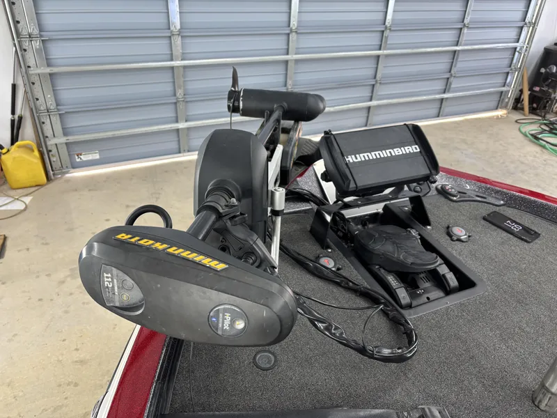 Slide: The Image of 2018 Ranger Z518c boat with Minn Kota motor and Humminbird fish finder in garage. - 37