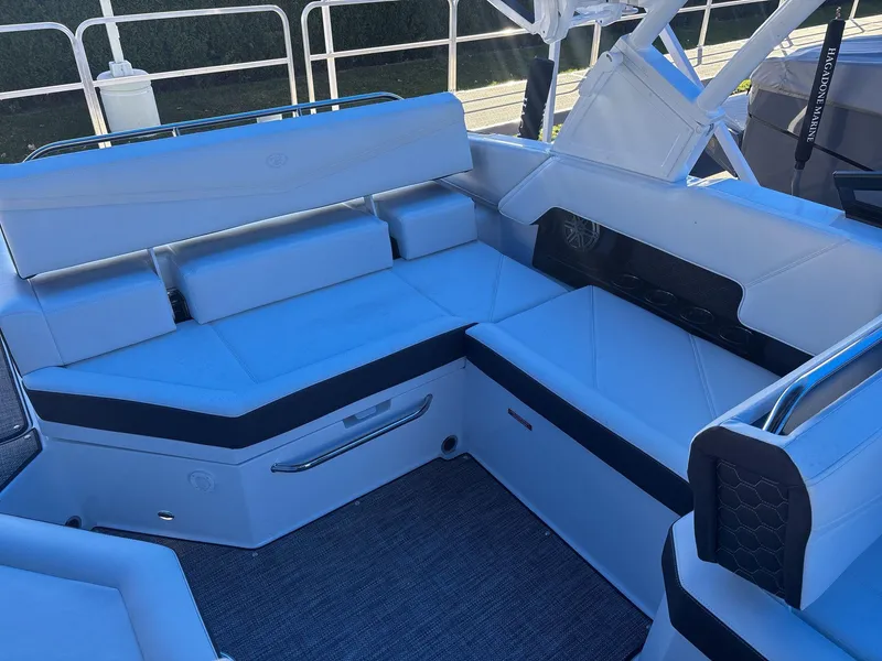 Slide: The Image of Cobalt R4 Surf 2025 - 15