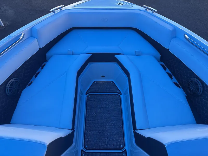 Slide: The Image of Cobalt R4 Surf 2025 - 7