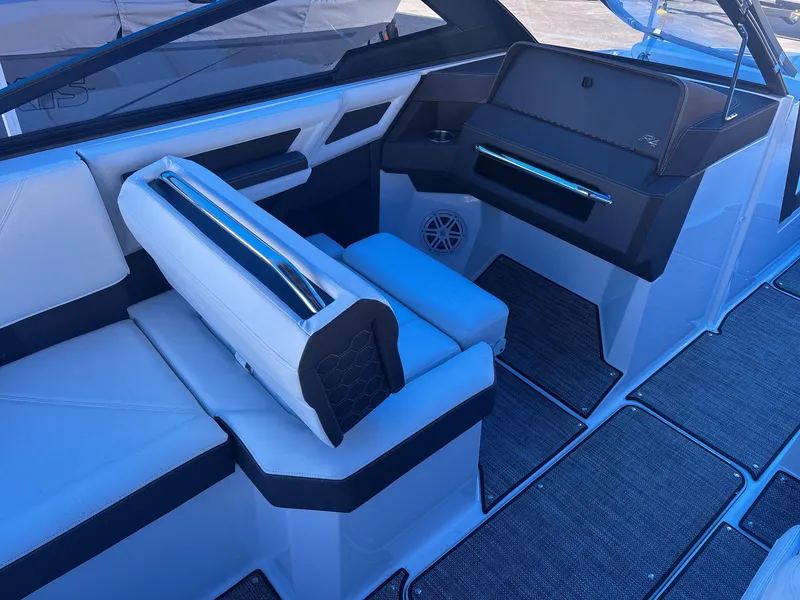 Slide: The Image of Cobalt R4 Surf 2025 - 8