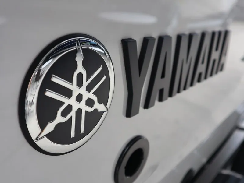 Slide: The Image of Close-up of Yamaha logo on 2025 Yamaha Boats 222 FSH Sport E. - 16