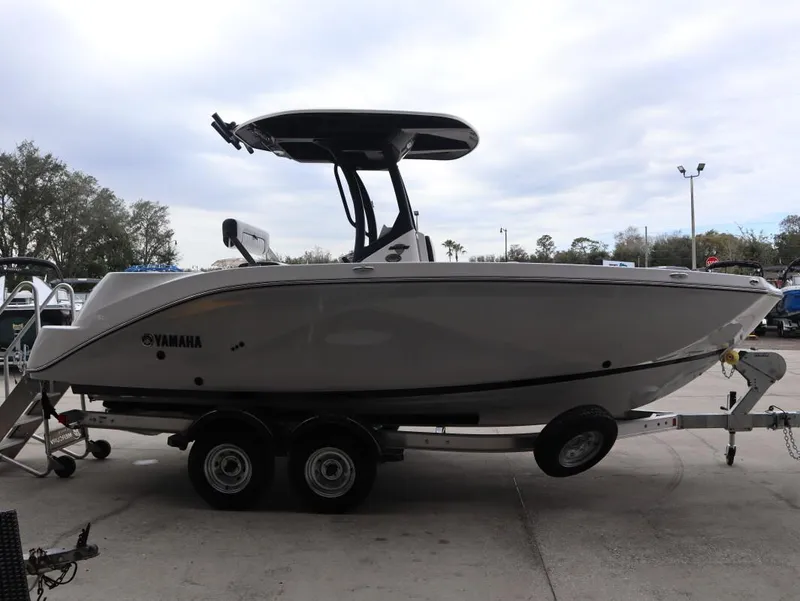 Slide: The Image of 2025 Yamaha Boats 222 FSH Sport E on trailer, side view. - 3