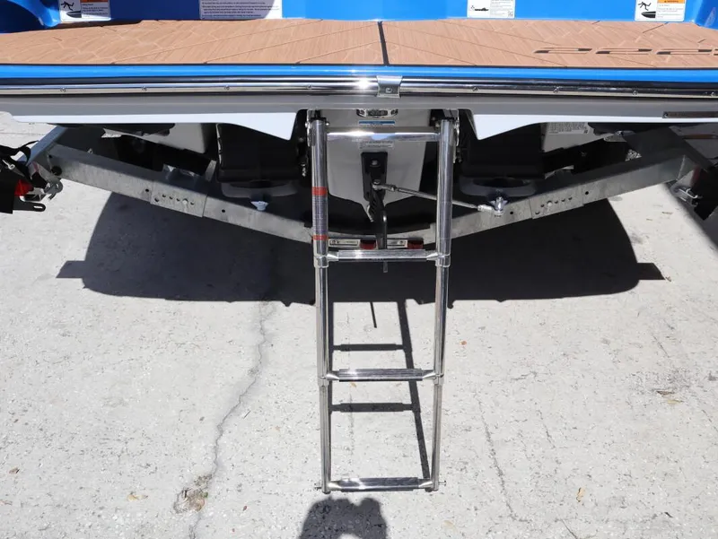 Slide: The Image of 2025 Yamaha Boats 222XD swim platform with retractable ladder. - 19