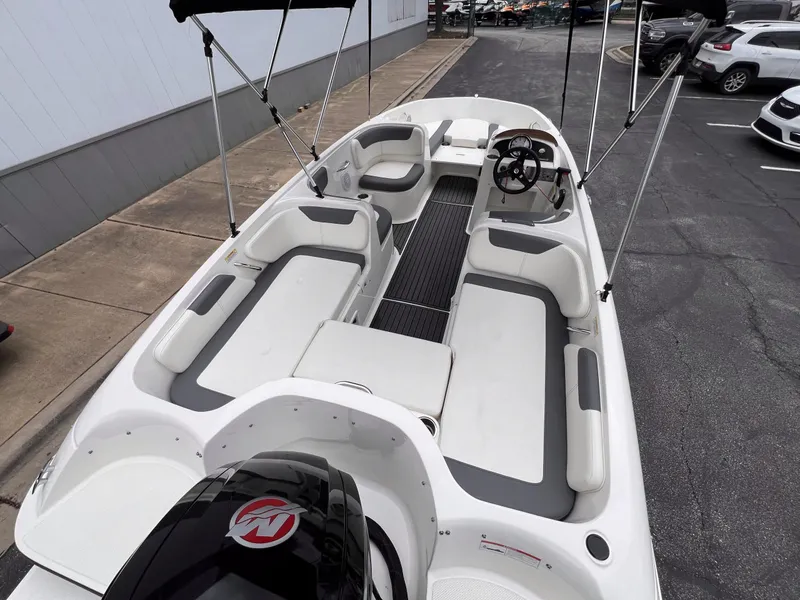 Slide: The Image of Bayliner 180 EL 2023 - 10