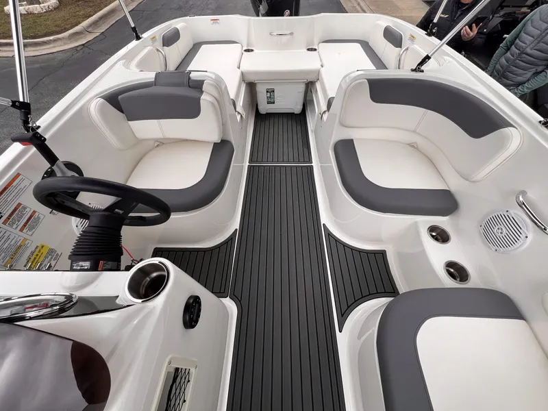 Slide: The Image of Bayliner 180 EL 2023 - 20