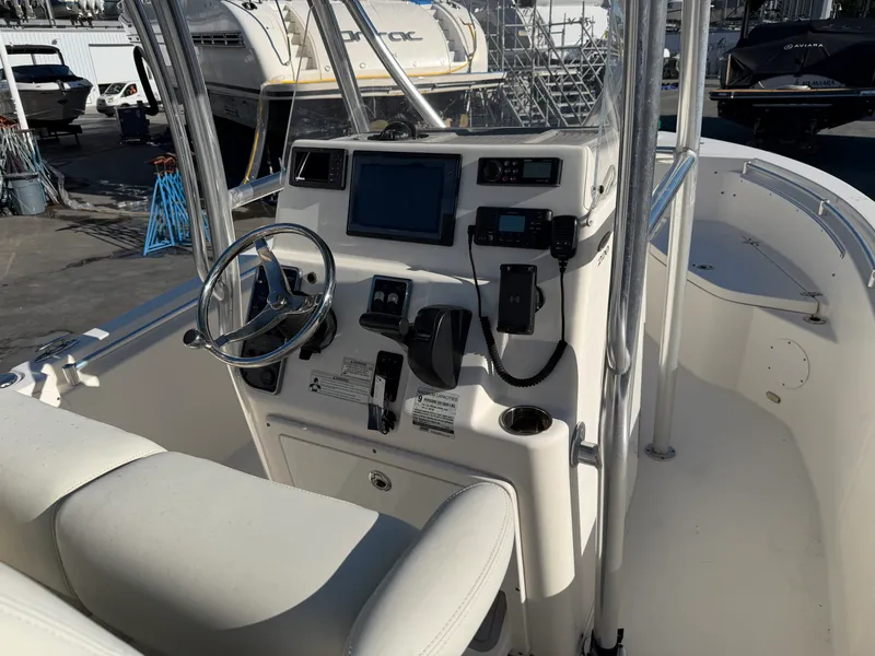 Slide: The Image of Cobia 220 CC 2018 - 14