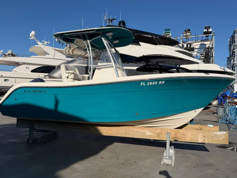 Slide: The Image of Cobia 220 CC 2018 - 16