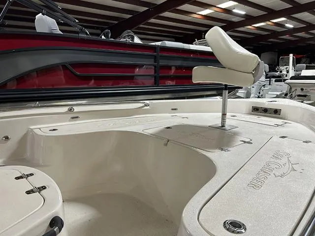 Slide: The Image of Sea Chaser 21 LX 2023 - 9