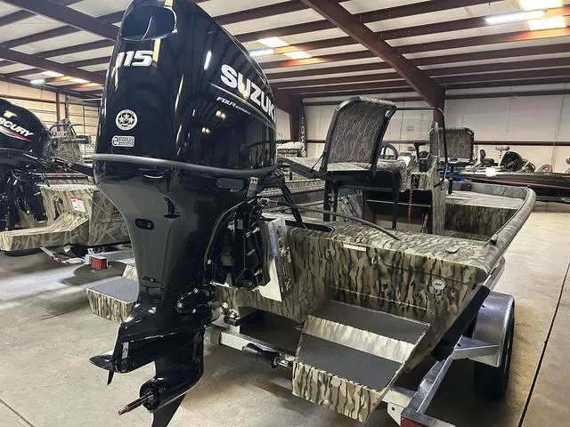 Slide: The Image of 2025 SeaArk Shadow 18 T Center Console boat with Suzuki 115 outboard motor in showroom. - 8