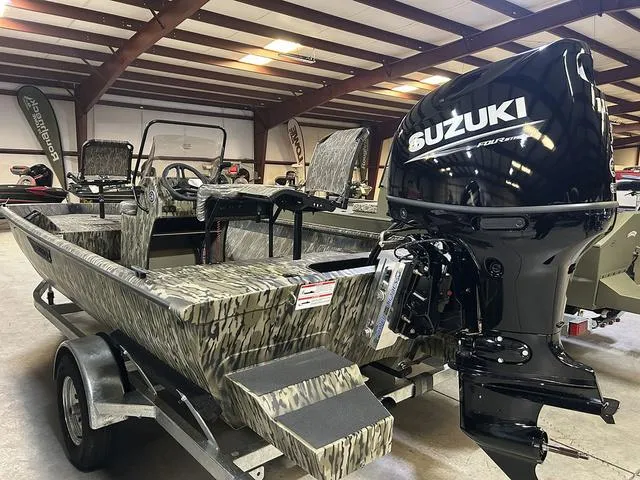 Slide: The Image of 2025 SeaArk Shadow 18 T Center Console boat with Suzuki engine in showroom. - 9