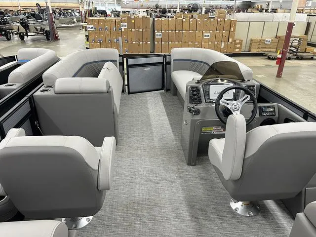 Slide: The Image of Qwest 822 RLS 2023 - 10