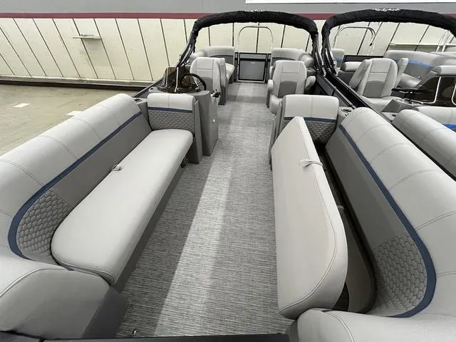 Slide: The Image of Qwest 822 RLS 2023 - 2