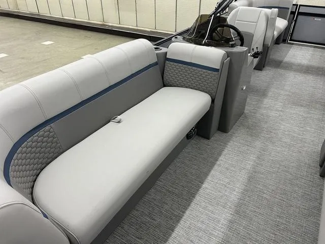 Slide: The Image of Qwest 822 RLS 2023 - 3