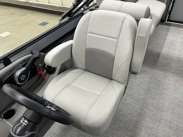 Slide: The Image of Qwest 822 RLS 2023 - 6