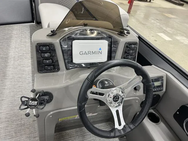 Slide: The Image of Qwest 822 RLS 2023 - 7