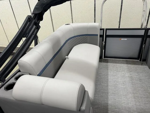 Slide: The Image of Qwest 822 RLS 2023 - 8