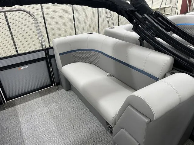 Slide: The Image of Qwest 822 RLS 2023 - 9