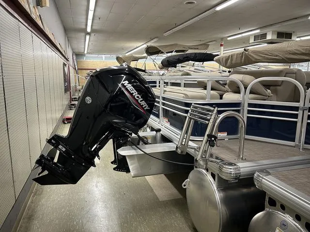 Slide: The Image of Sun Tracker Fishin' Barge 22 DLX 2023 - 13