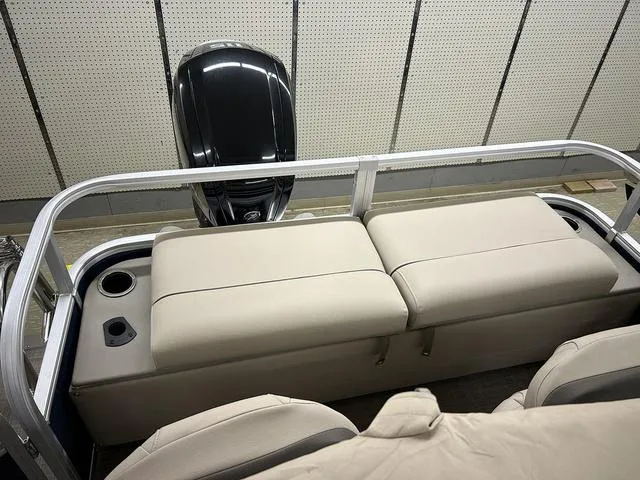 Slide: The Image of Sun Tracker Fishin' Barge 22 DLX 2023 - 3