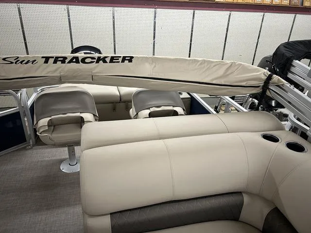 Slide: The Image of Sun Tracker Fishin' Barge 22 DLX 2023 - 6