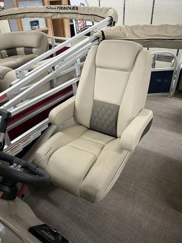 Slide: The Image of Sun Tracker Fishin' Barge 22 DLX 2023 - 7