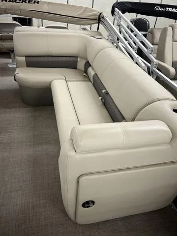 Slide: The Image of Sun Tracker Fishin' Barge 22 DLX 2023 - 8