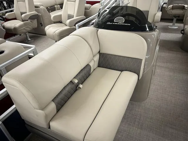 Slide: The Image of Sun Tracker Fishin' Barge 22 DLX 2023 - 9