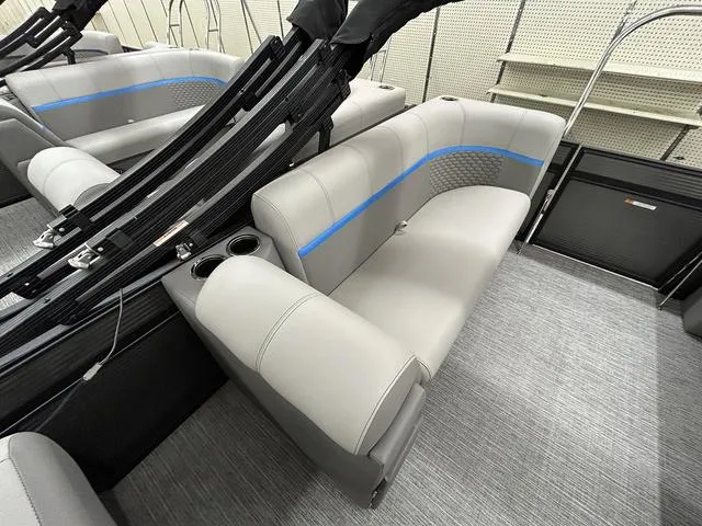 Slide: The Image of Qwest 822 E-Class RLS LT 2023 - 10