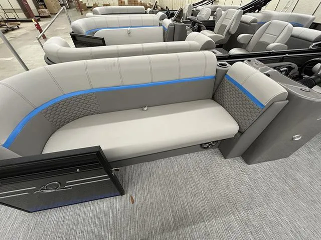 Slide: The Image of Qwest 822 E-Class RLS LT 2023 - 4