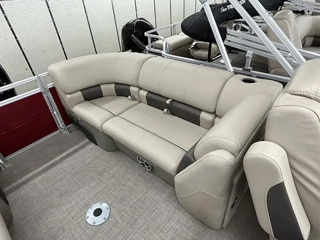 Slide: The Image of Sun Tracker Party Barge 22 DLX 2024 - 9