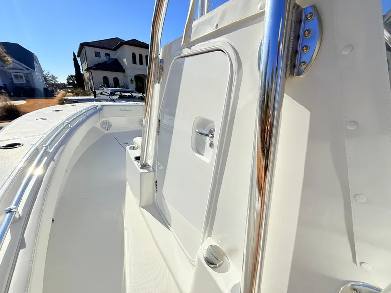 Slide: The Image of 2024 SeaHunter 28 Floridian boat deck with sleek design and stainless steel features. - 33