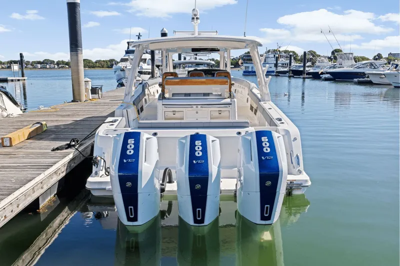 Slide: The Image of Boston Whaler 420 Outrage 2026 - 6