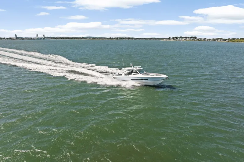 Slide: The Image of Boston Whaler 420 Outrage 2026 - 66
