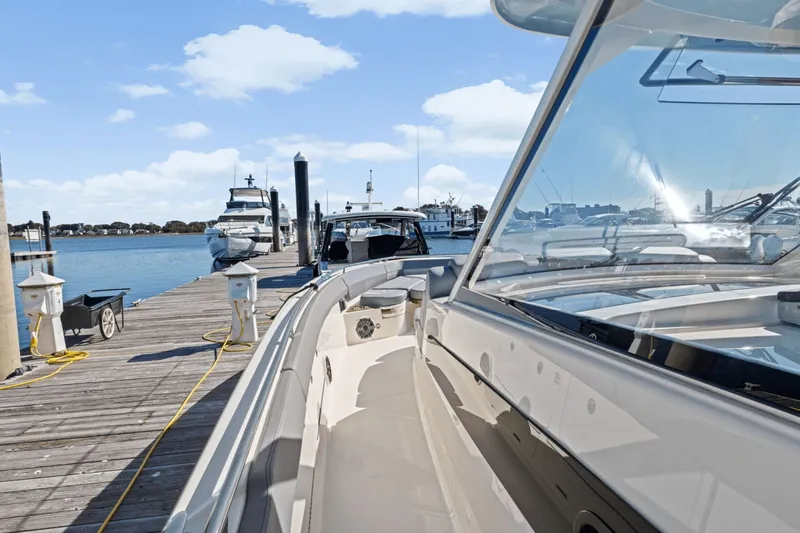 Slide: The Image of Boston Whaler 420 Outrage 2026 - 47