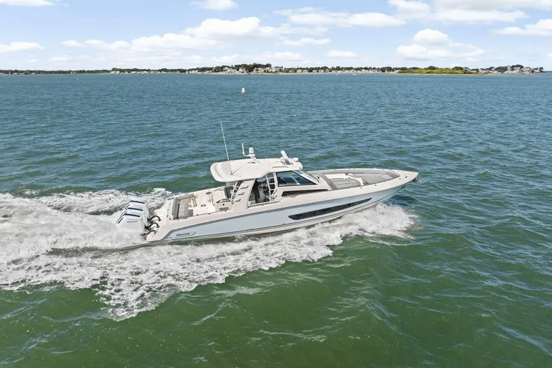 Slide: The Image of Boston Whaler 420 Outrage 2026 - 1